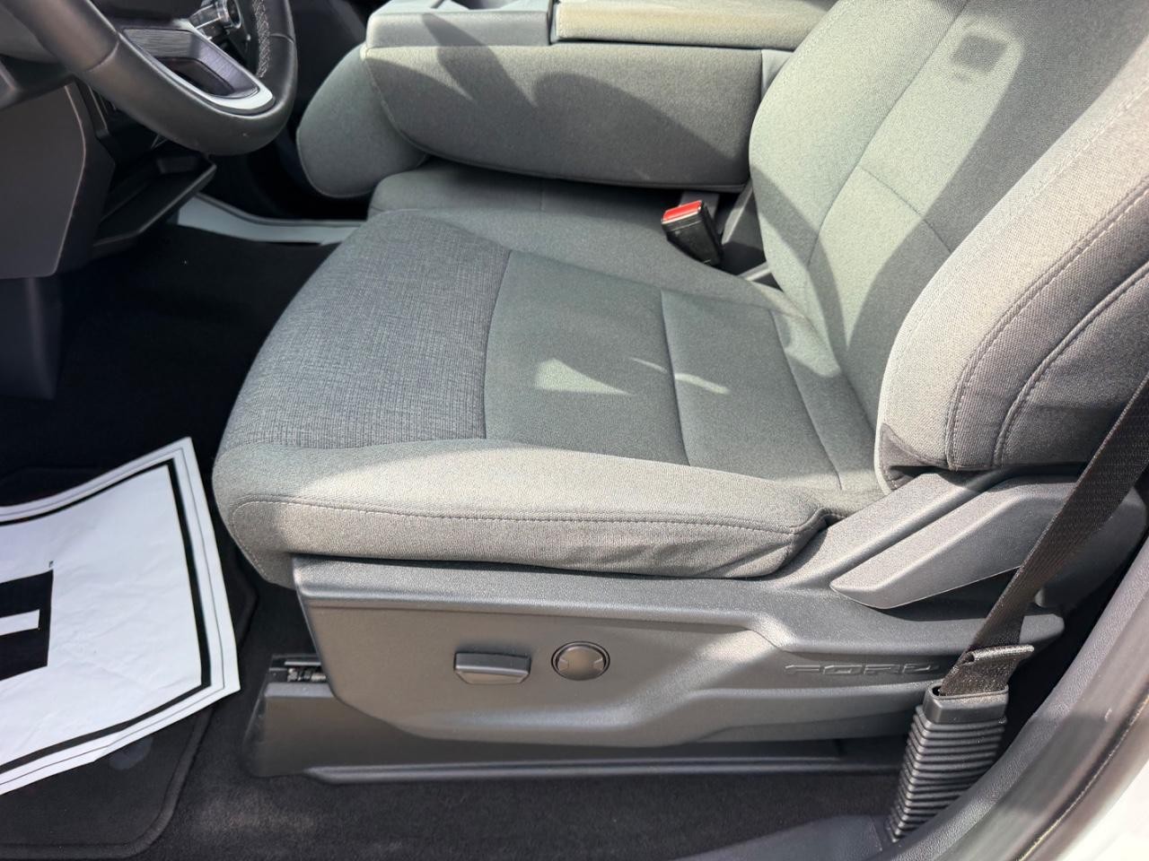 Ford F-150 Vehicle Full-screen Gallery Image 16