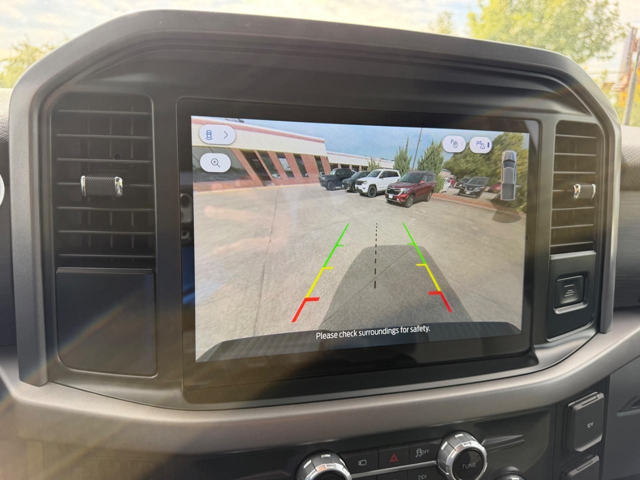 Ford F-150 Vehicle Full-screen Gallery Image 18