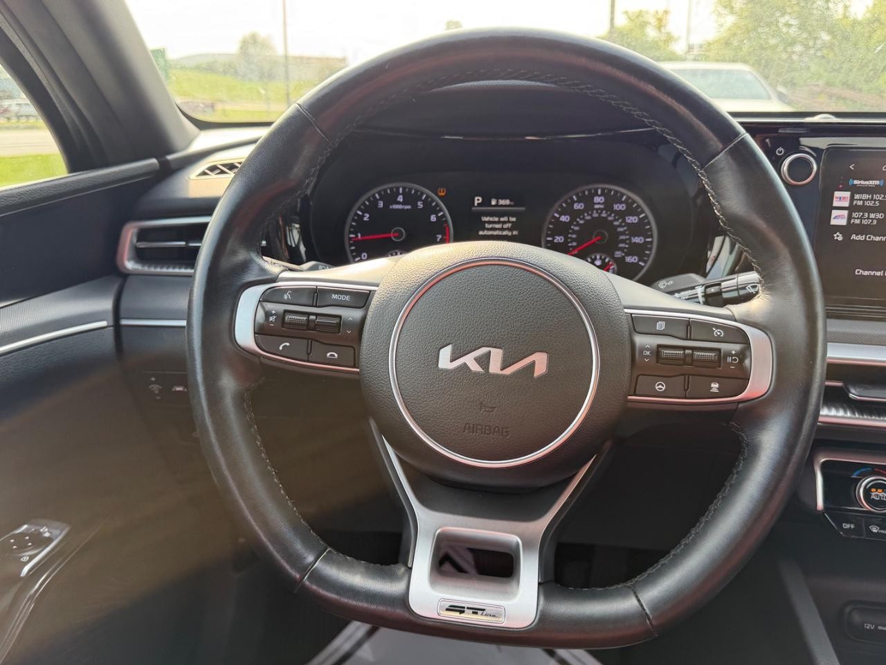 Kia K5 Vehicle Full-screen Gallery Image 09