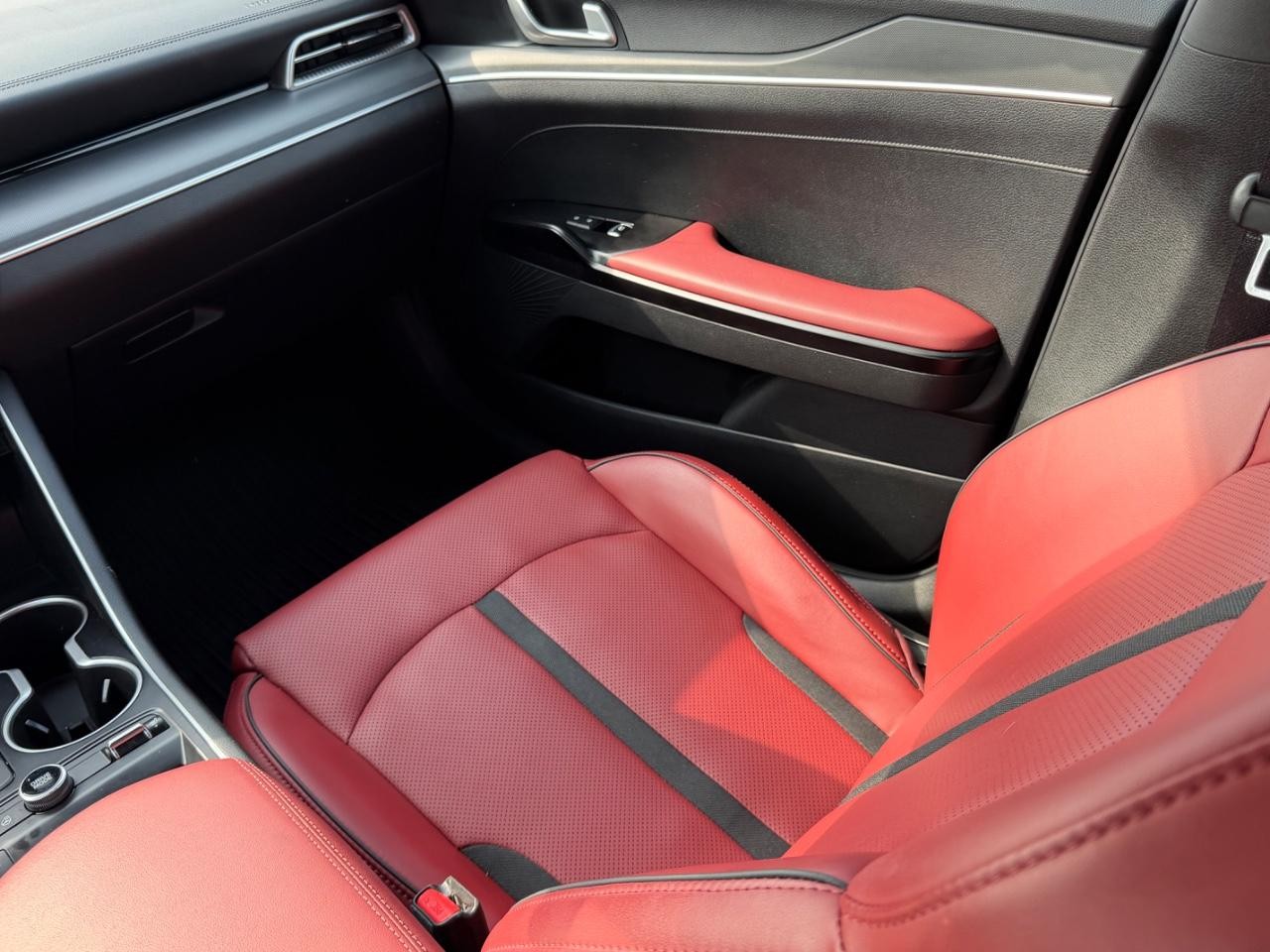 Kia K5 Vehicle Full-screen Gallery Image 15