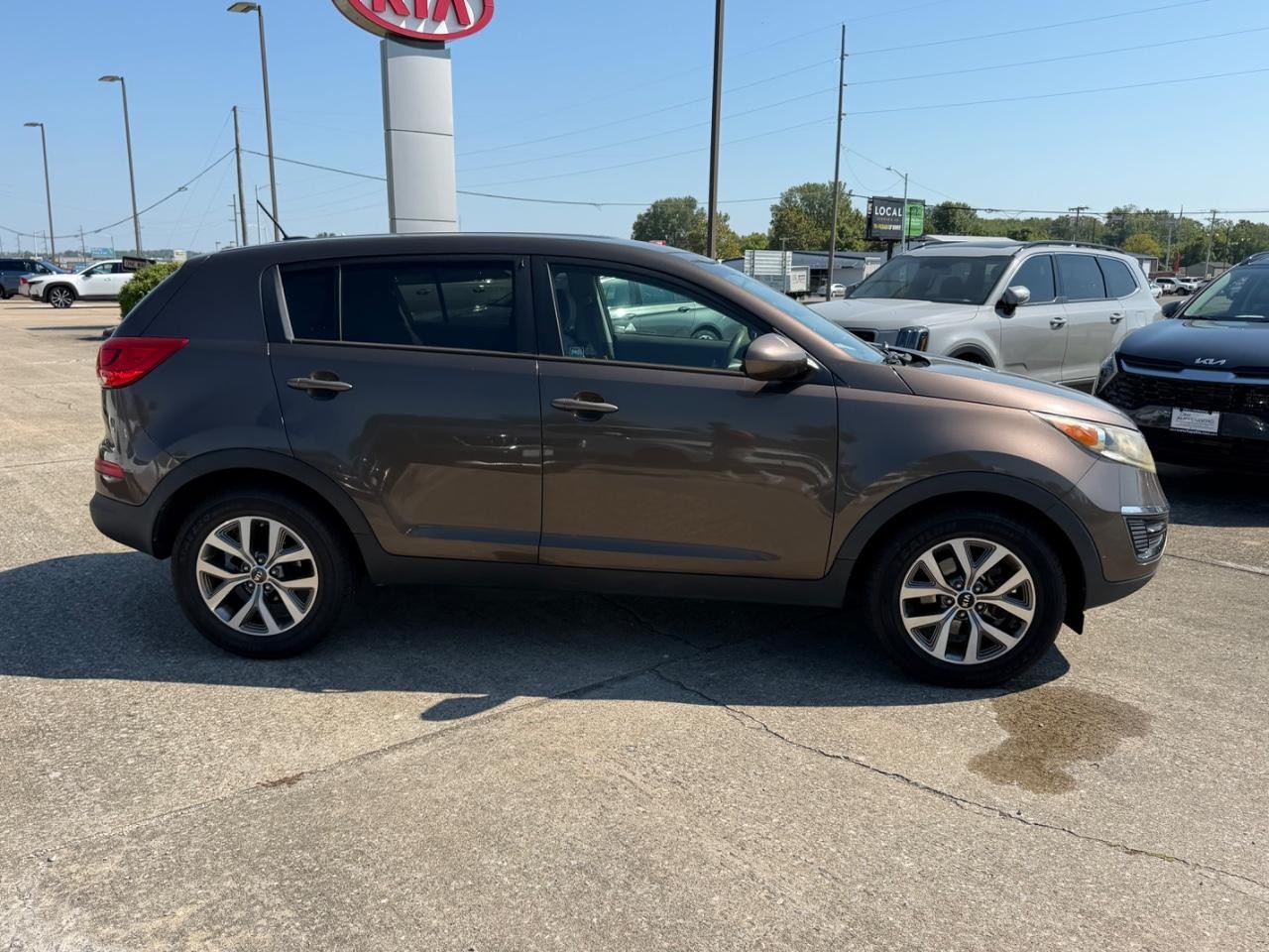 Kia Sportage Vehicle Full-screen Gallery Image 02