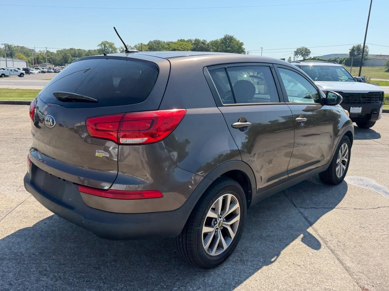 Kia Sportage Vehicle Full-screen Gallery Image 03