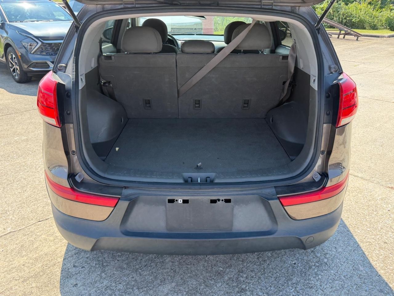 Kia Sportage Vehicle Full-screen Gallery Image 05