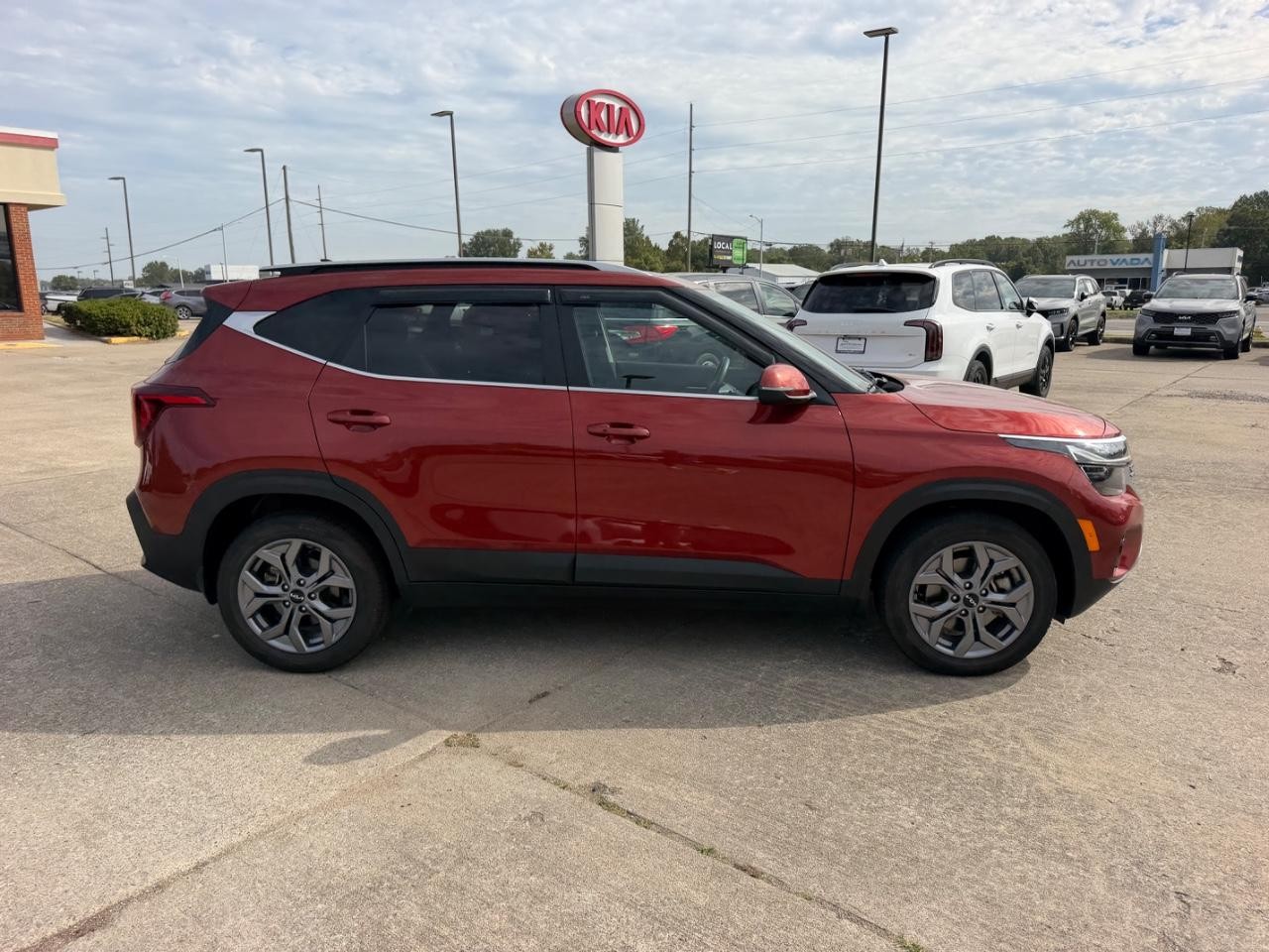 Kia Seltos Vehicle Full-screen Gallery Image 02