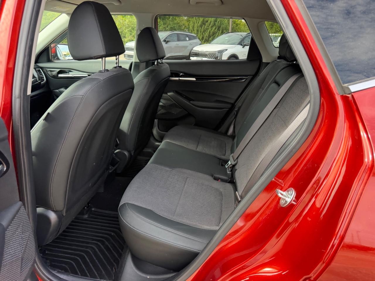 Kia Seltos Vehicle Full-screen Gallery Image 07