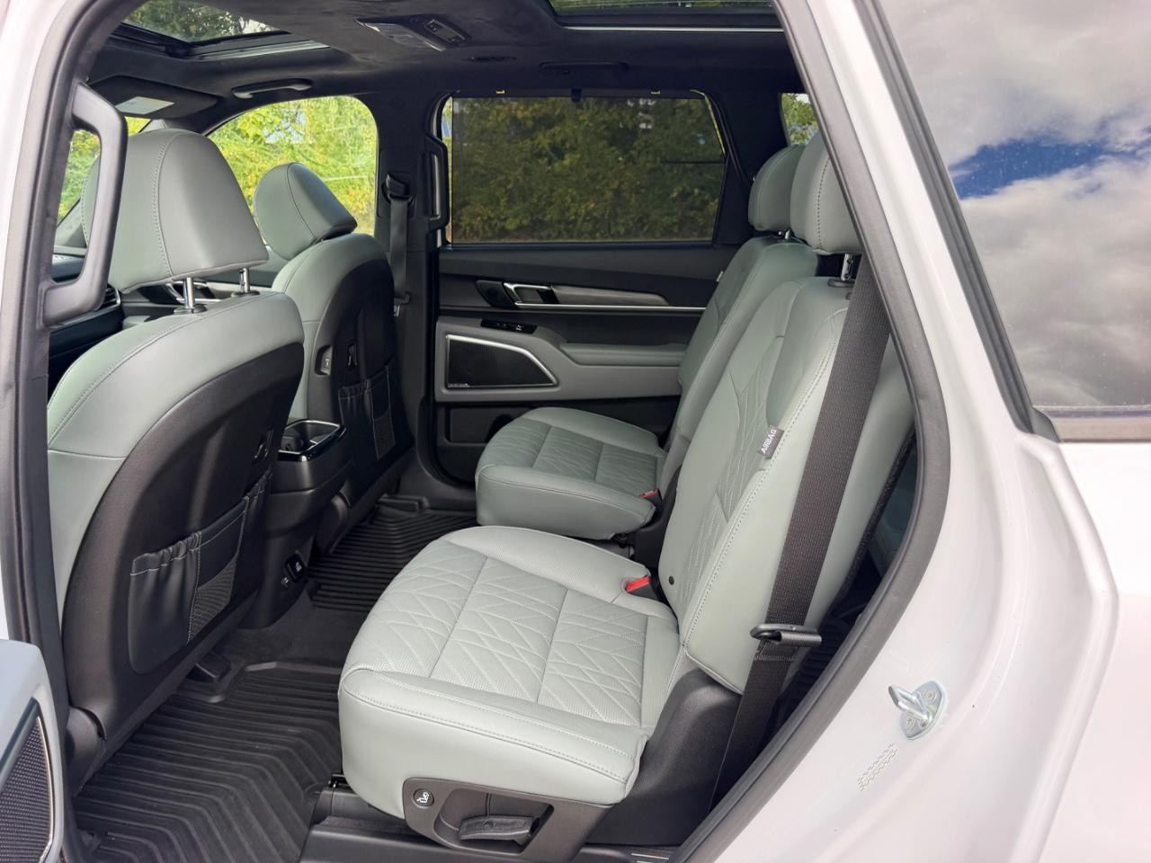 Kia Telluride Vehicle Full-screen Gallery Image 09
