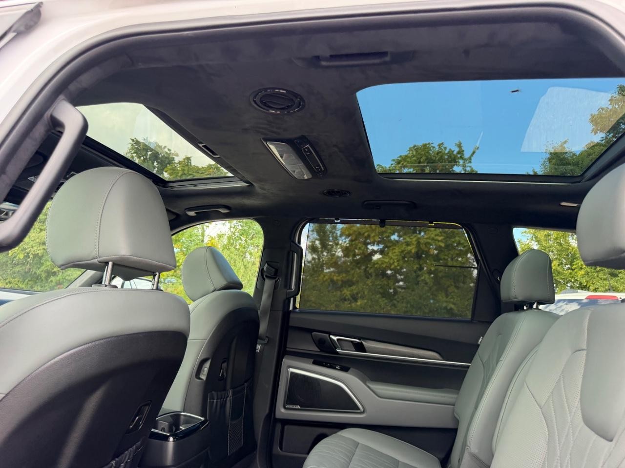 Kia Telluride Vehicle Full-screen Gallery Image 10