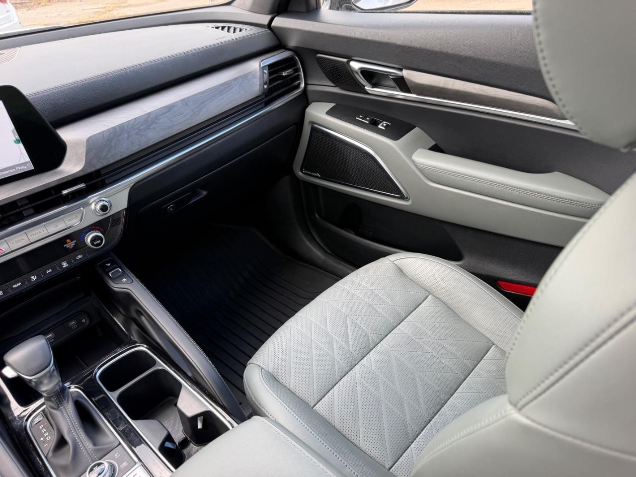 Kia Telluride Vehicle Full-screen Gallery Image 19