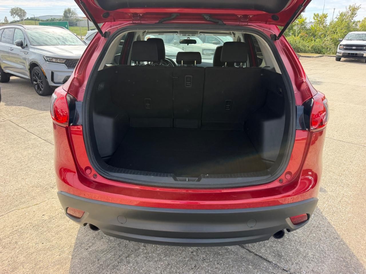 Mazda CX-5 Vehicle Full-screen Gallery Image 05