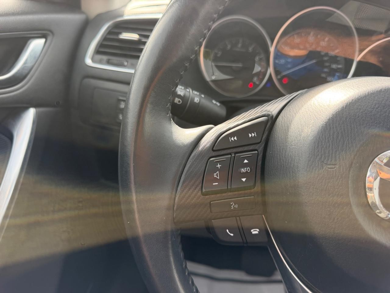 Mazda CX-5 Vehicle Full-screen Gallery Image 11