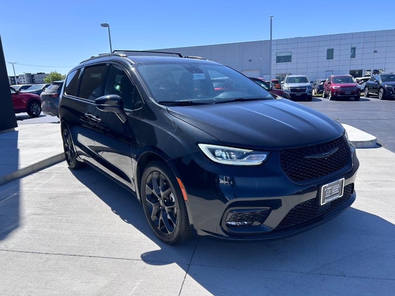 2021 Chrysler Pacifica Touring photo