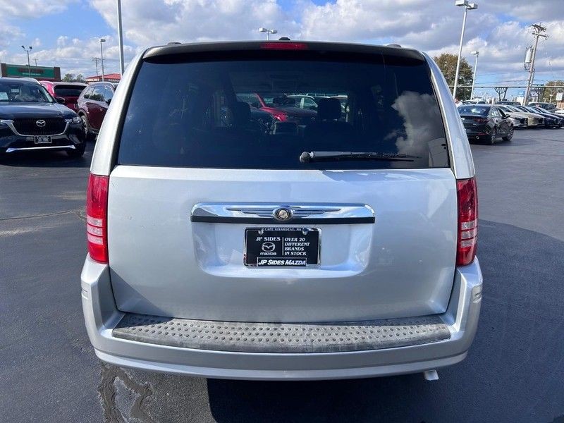 Chrysler Town & Country Vehicle Full-screen Gallery Image 05