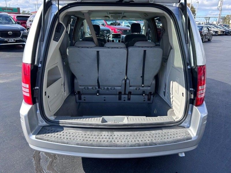 Chrysler Town & Country Vehicle Full-screen Gallery Image 06