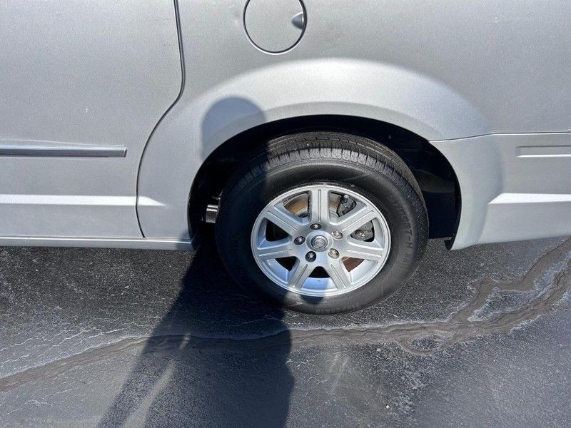 Chrysler Town & Country Vehicle Full-screen Gallery Image 07