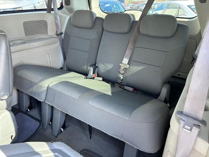 Chrysler Town & Country Vehicle Full-screen Gallery Image 08