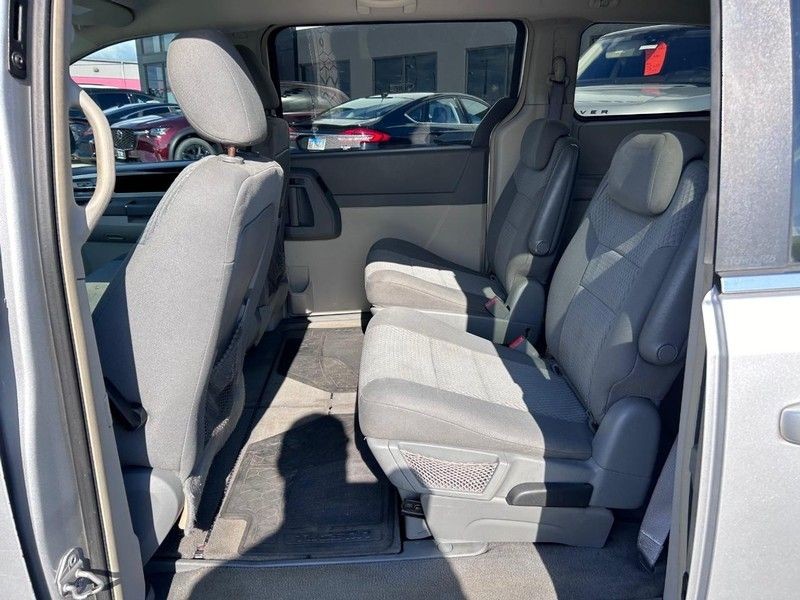 Chrysler Town & Country Vehicle Full-screen Gallery Image 09