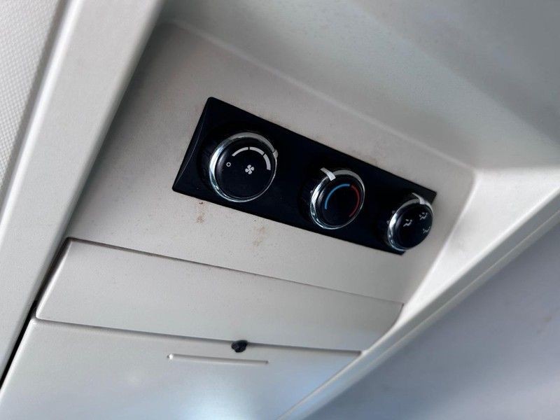 Chrysler Town & Country Vehicle Full-screen Gallery Image 10