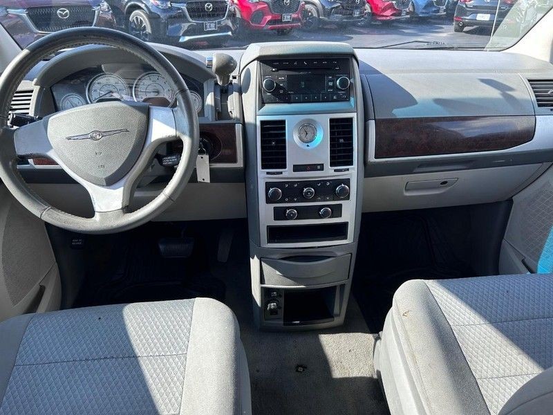 Chrysler Town & Country Vehicle Full-screen Gallery Image 11