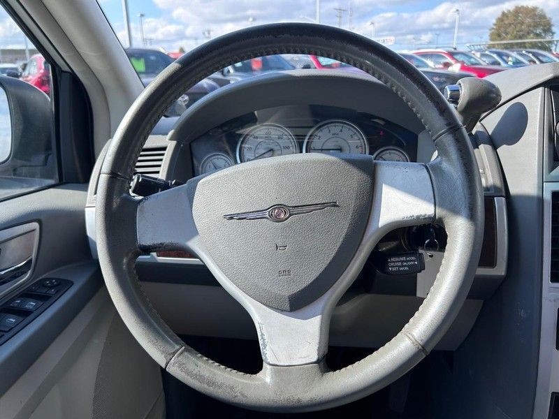 Chrysler Town & Country Vehicle Full-screen Gallery Image 12