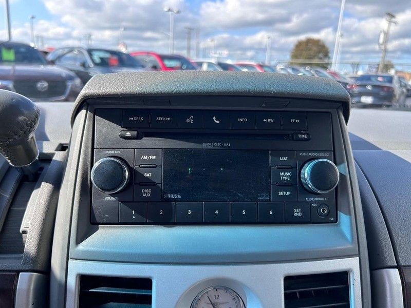 Chrysler Town & Country Vehicle Full-screen Gallery Image 13