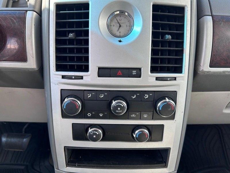 Chrysler Town & Country Vehicle Full-screen Gallery Image 14