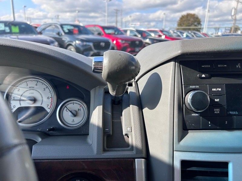 Chrysler Town & Country Vehicle Full-screen Gallery Image 15