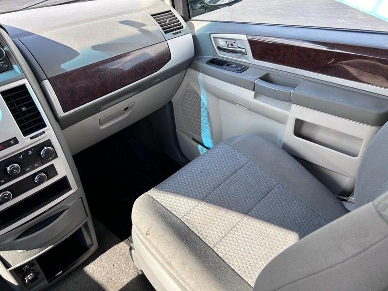 Chrysler Town & Country Vehicle Full-screen Gallery Image 16