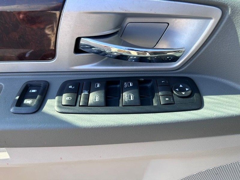 Chrysler Town & Country Vehicle Full-screen Gallery Image 17