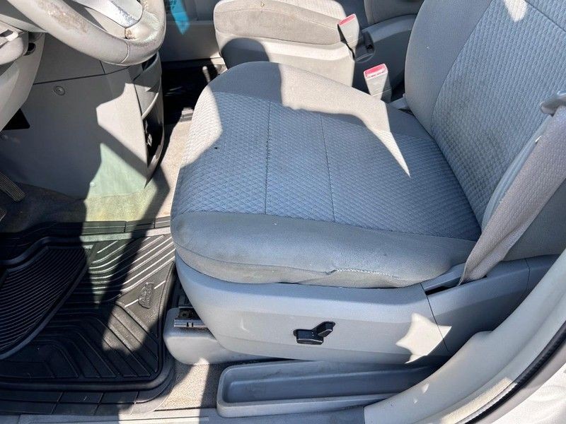 Chrysler Town & Country Vehicle Full-screen Gallery Image 18