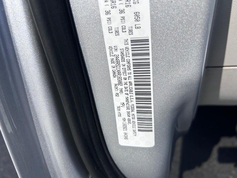 Chrysler Town & Country Vehicle Full-screen Gallery Image 20