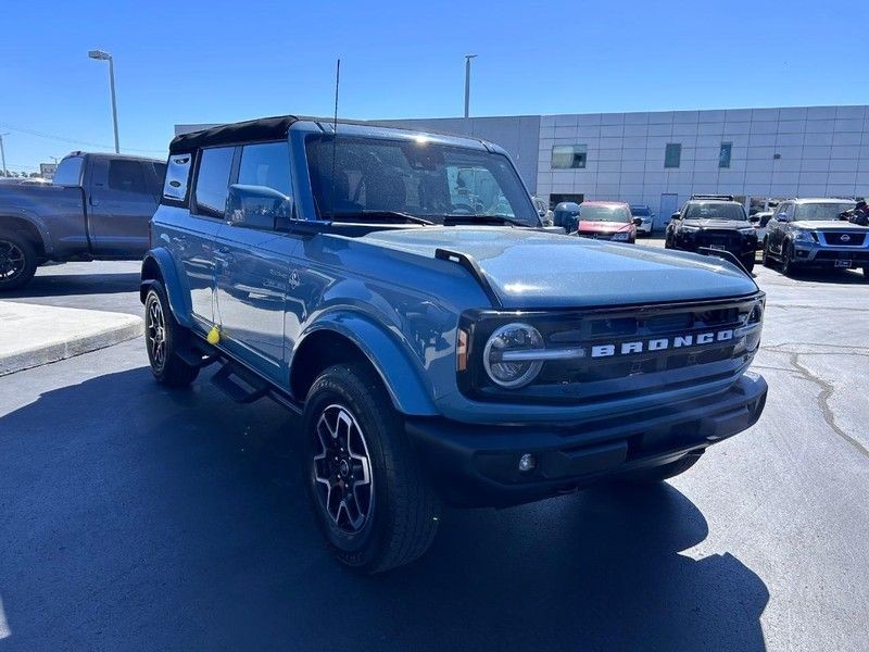 Ford Bronco Vehicle Full-screen Gallery Image 03