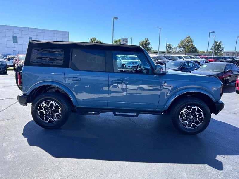 Ford Bronco Vehicle Full-screen Gallery Image 04