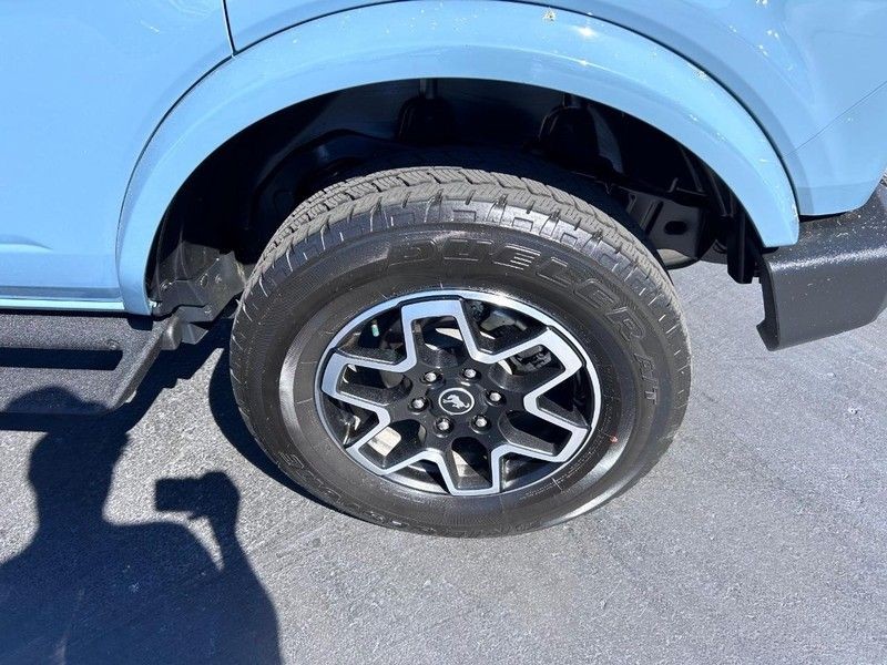 Ford Bronco Vehicle Full-screen Gallery Image 07