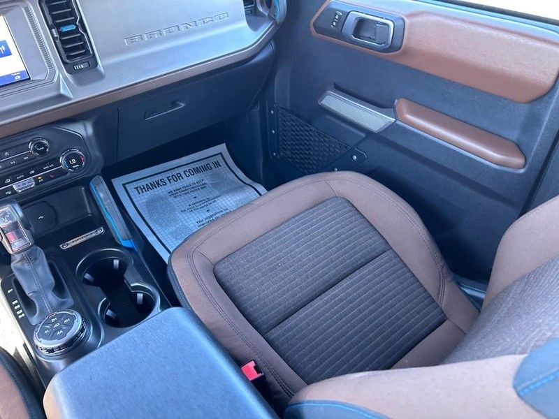 Ford Bronco Vehicle Full-screen Gallery Image 16