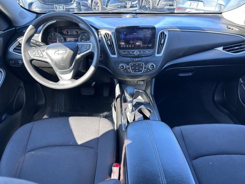 Chevrolet Malibu Vehicle Full-screen Gallery Image 09