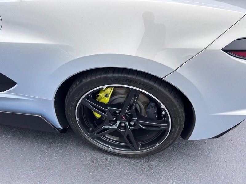 Chevrolet Corvette Vehicle Full-screen Gallery Image 08