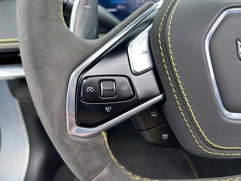 Chevrolet Corvette Vehicle Full-screen Gallery Image 16