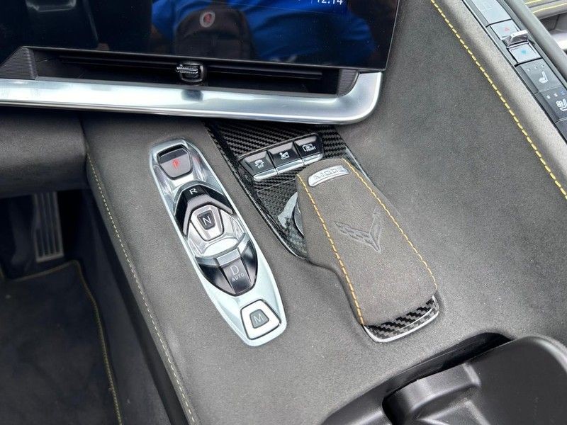 Chevrolet Corvette Vehicle Full-screen Gallery Image 19