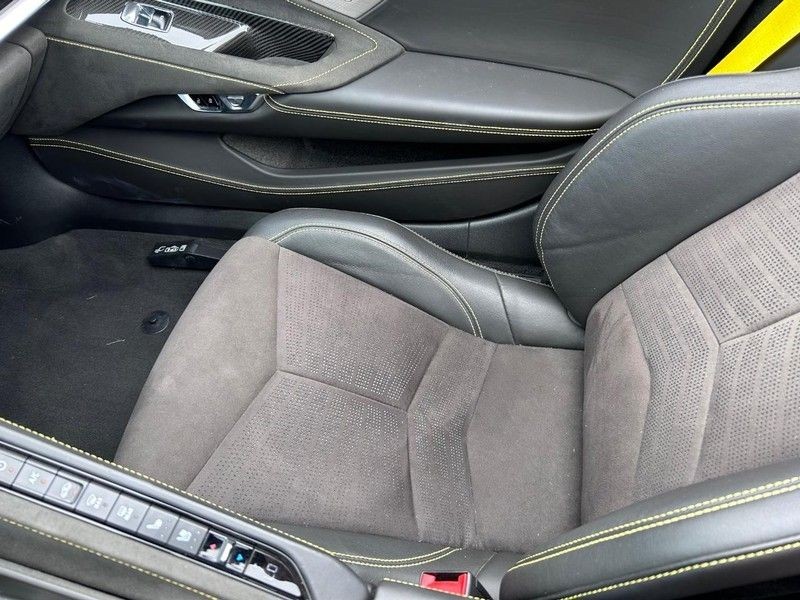 Chevrolet Corvette Vehicle Full-screen Gallery Image 21