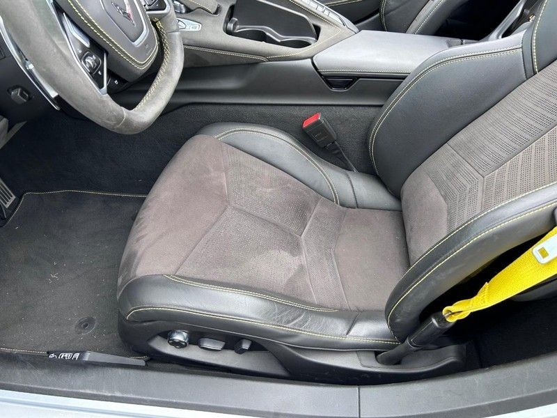 Chevrolet Corvette Vehicle Full-screen Gallery Image 24