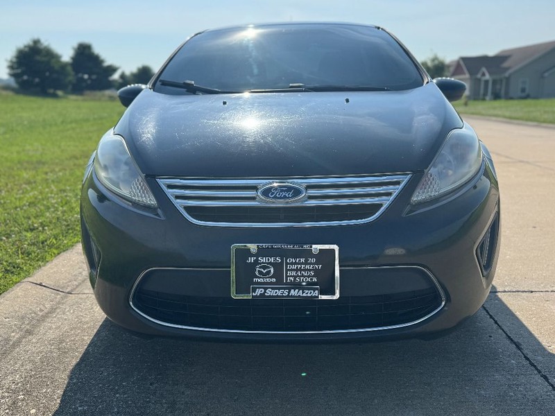 Ford Fiesta Sedan Vehicle Full-screen Gallery Image 04