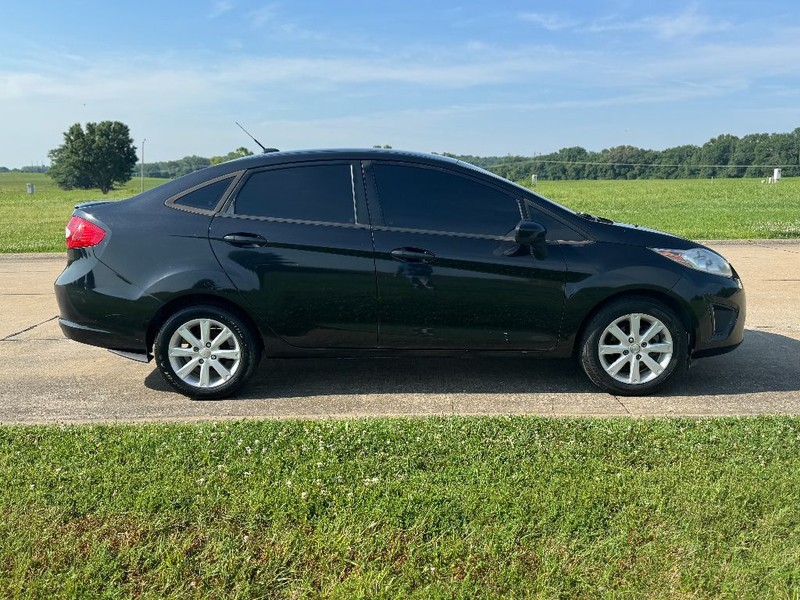 Ford Fiesta Sedan Vehicle Full-screen Gallery Image 06