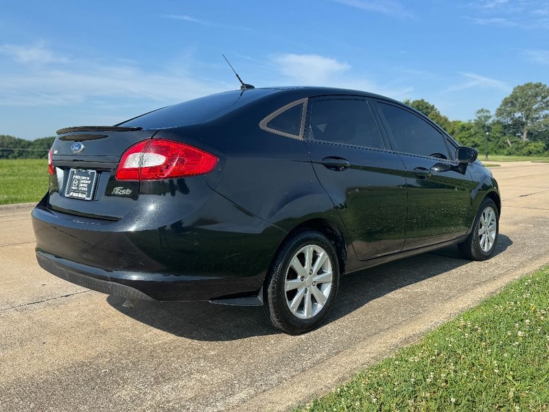 Ford Fiesta Sedan Vehicle Full-screen Gallery Image 08