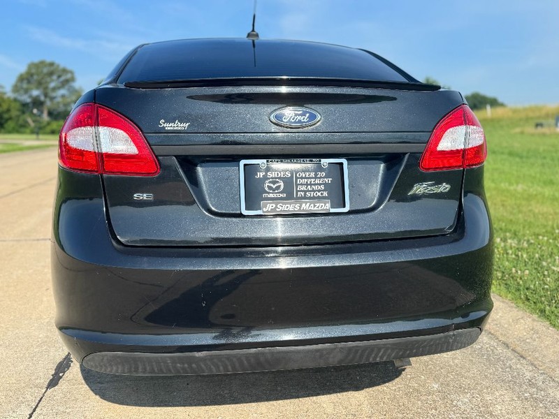 Ford Fiesta Sedan Vehicle Full-screen Gallery Image 09