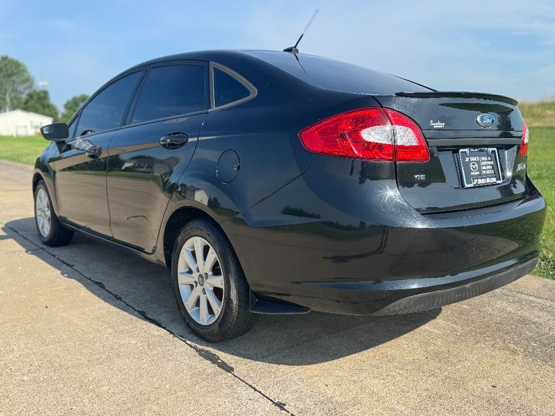 Ford Fiesta Sedan Vehicle Full-screen Gallery Image 10