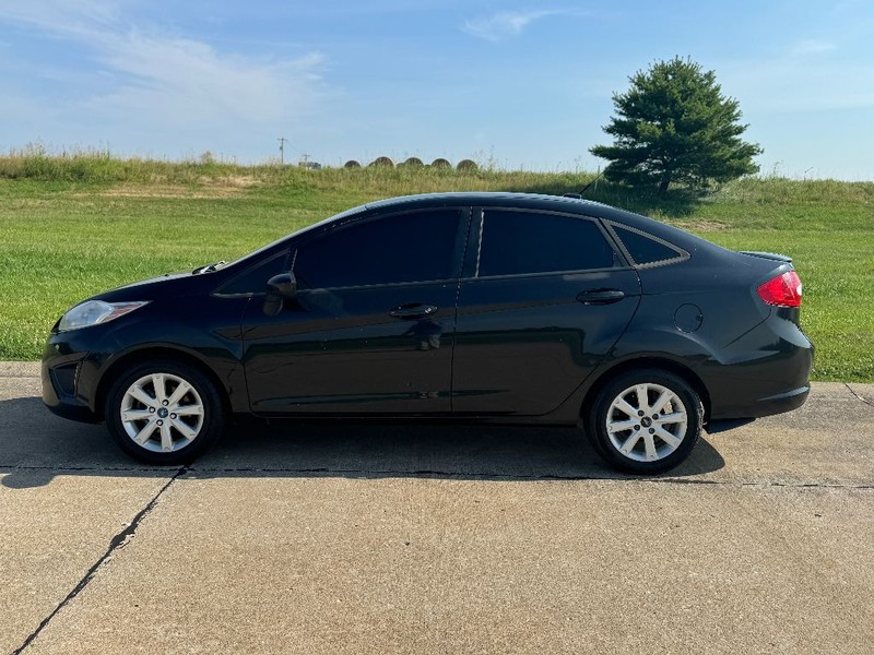 Ford Fiesta Sedan Vehicle Full-screen Gallery Image 12