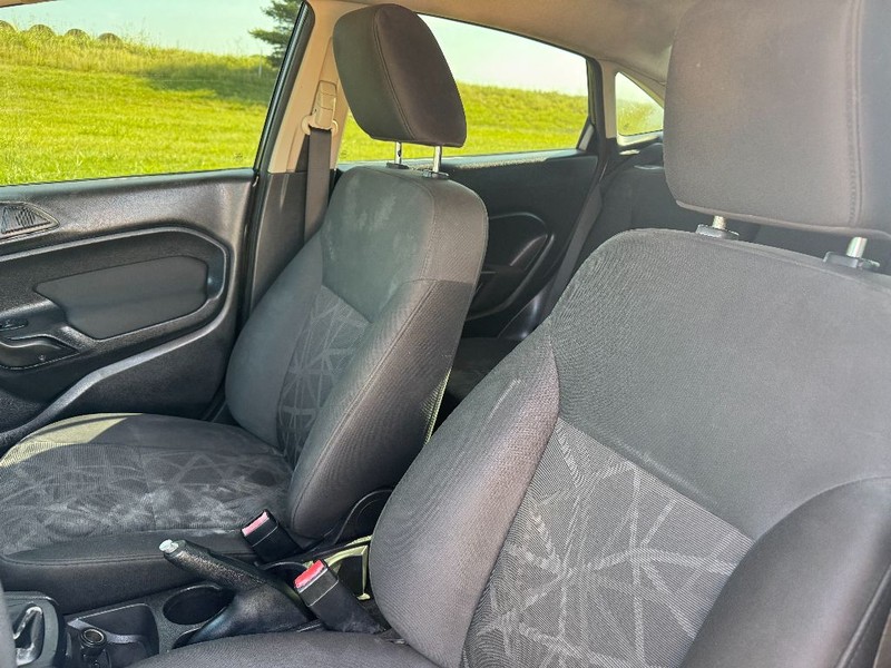 Ford Fiesta Sedan Vehicle Full-screen Gallery Image 15