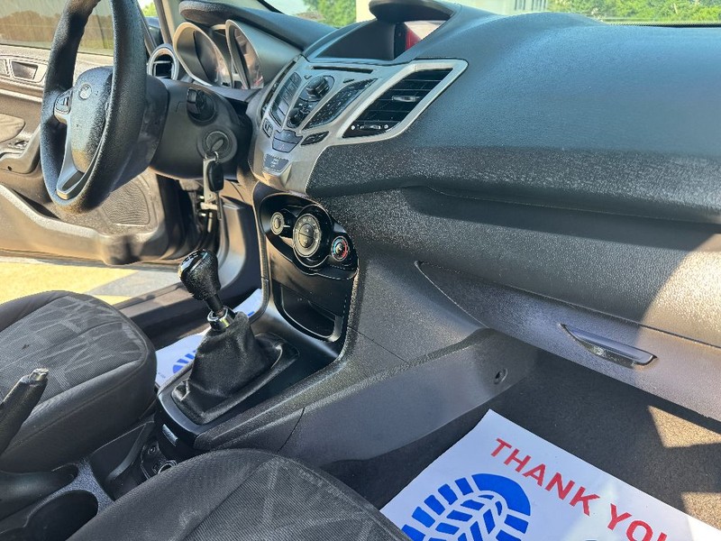 Ford Fiesta Sedan Vehicle Full-screen Gallery Image 22