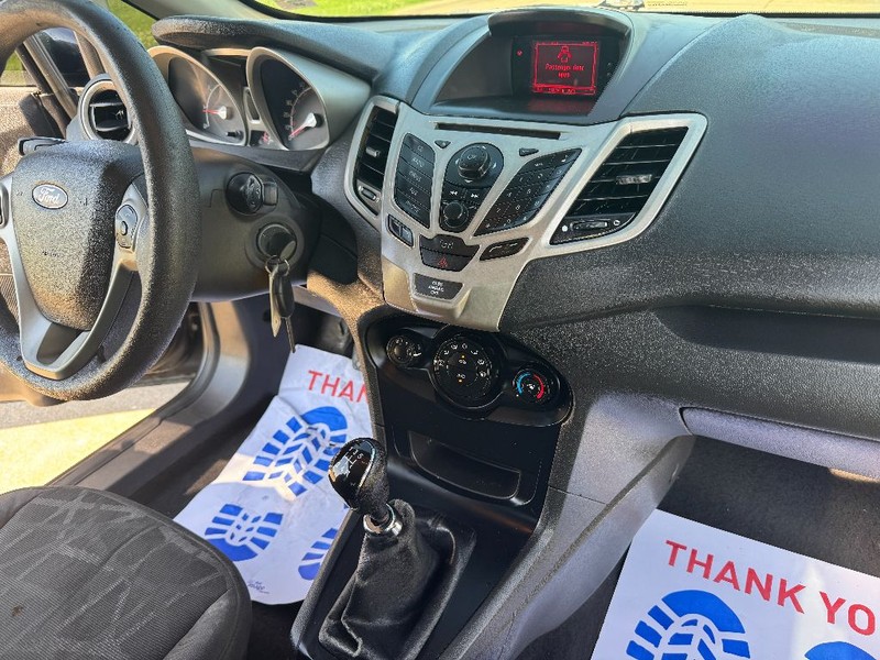 Ford Fiesta Sedan Vehicle Full-screen Gallery Image 23