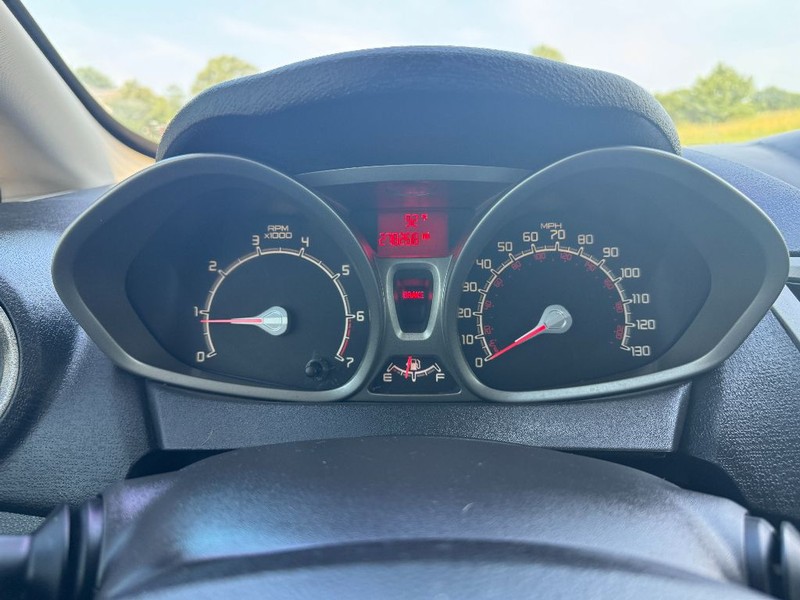 Ford Fiesta Sedan Vehicle Full-screen Gallery Image 25